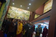 Его Святейшество Далай-лама рассматривает роспись стен внутри комплекса статуи Будды. Равангла, штат Сикким, Индия. 25 марта 2013 г. Фото: Тензин Чойджор (офис ЕСДЛ).