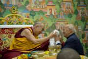 Губернатор штата Сикким приветствует Его Святейшество Далай-ламу в молитвенном зале комплекса статуи Будды. Равангла, штат Сикким, Индия. 25 марта 2013 г. Фото: Тензин Чойджор (офис ЕСДЛ).