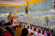 Его Святейшество Далай-лама выступает с речью по случаю освящения статуи Будды Татхагата Цал. Равангла, штат Сикким, Индия. 25 марта 2013 г. Фото: Тензин Чойджор (офис ЕСДЛ).