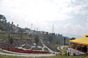 Вид на парк Татхагата Цал, где по случаю церемонии освящения исполинской статуи Будды собрались толпы людей. Равангла, штат Сикким, Индия. 25 марта 2013 г. Фото: Тензин Чойджор (офис ЕСДЛ).