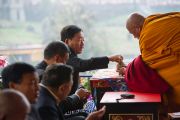 Почетные гости получают благословленные субстанции во время церемонии подношения Его Святейшеству Далай-ламе молебна о долголетии. Равангла, штат Сикким, Индия. 26 марта 2013 г. Фото: Тензин Чойджор (офис ЕСДЛ).