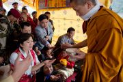 Присутствующим на церемонии подношения Его Святейшеству Далай-ламе молебна о долголетии раздают благословленные субстанции. Равангла, штат Сикким, Индия. 26 марта 2013 г. Фото: Тензин Чойджор (офис ЕСДЛ).