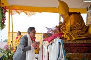 Секретарь департамента по духовным делам Цечоклинг Ринпоче во время церемонии  подношения Его Святейшеству Далай-ламе молебна о долголетии. Равангла, штат Сикким, Индия. 26 марта 2013 г. Фото: Тензин Чойджор (офис ЕСДЛ).
