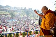 Его Святейшество Далай-лама приветствует людей, собравшихся на церемонию подношения молебна о долголетии. Равангла, штат Сикким, Индия. 26 марта 2013 г. Фото: Тензин Чойджор (офис ЕСДЛ).