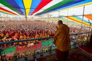 Его Святейшество Далай-лама приветствует собравшихся перед началом посвящение Авалокитешвары в Салугаре. Западная Бенгалия, Индия. 29 марта 2013 г. Фото: Тензин Чойджор (офис ЕСДЛ).