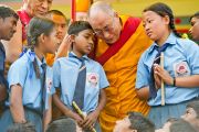 Его Святейшество Далай-лама и тибетские школьники, выступавшие на концерте перед началом трехдневных учений в Салугаре. Западная Бенгалия, Индия. 27 марта 2013 г. Фото: Тензин Чойджор (офис ЕСДЛ).