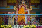 Его Святейшество Далай-лама приветствует собравшихся в начале второго дня учений в Салугаре. Западная Бенгалия, Индия. 28 марта 2013 г. Фото: Тензин Чойджор (офис ЕСДЛ).
