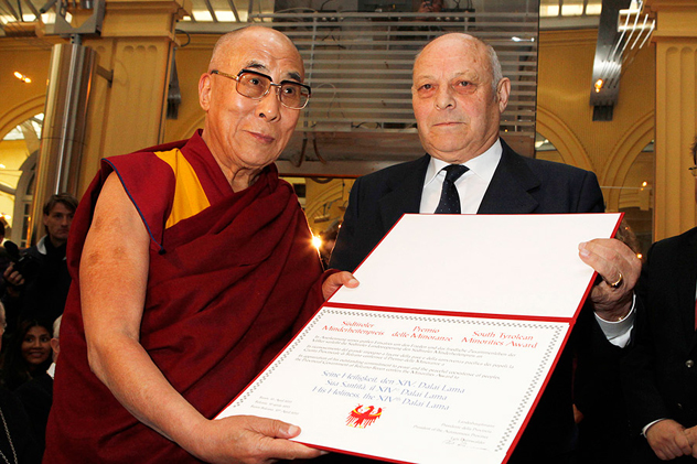 В Больцано Его Святейшеству Далай-ламе вручили премию национальных меньшинств