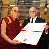 В Больцано Его Святейшеству Далай-ламе вручили премию национальных меньшинств
