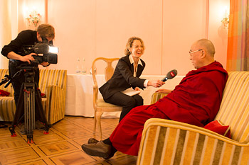В первый день визита в Швейцарию Далай-лама выступил на Второй европейской конференции по буддизму