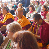 В первый день визита в Швейцарию Далай-лама выступил на Второй европейской конференции по буддизму