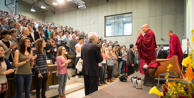Его Святейшество Далай-лама посетил Бернский университет и парламент Швейцарии