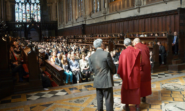 Беседы с Далай-ламой о ненасилии и путях, ведущих к миру и счастью, в Кембриджском университете