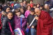 По дороге на официальное мероприятие Его Святейшество Далай-лама остановился поговорить с группой школьников. Больцано, Южный Тироль, Италия. 10 апреля 2013 г. Фото: Джереми Рассел (офис ЕСДЛ)