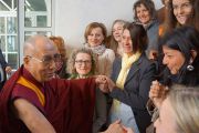Его Святейшество Далай-лама приветствует сотрудников местного правительства. Больцано, Южный Тироль, Италия. 10 апреля 2013 г. Фото: Джереми Рассел (офис ЕСДЛ)
