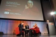 Его Святейшество Далай-лама перед началом речи в Европейской академии. Больцано, Южный Тироль, Италия. 10 апреля 2013 г. Фото: Джереми Рассел (офис ЕСДЛ)