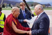 В аэропорту Больцано Его Святейшество Далай-ламу встречали президент Южного Тироля Луис Дурнвальдер и Гюнтер Колонья. Италия, 9 апреля 2013 г. Фото: Джереми Рассел (офис ЕСДЛ)