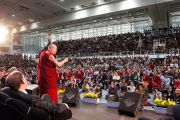 Его Святейшество Далай-лама выступает с лекцией «Счастье в неспокойном мире» на стадионе Палатренто. Тренто, Италия. 11 апреля 2013 г. Фото: Джереми Рассел (офис ЕСДЛ)