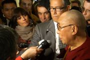 Его Святейшество Далай-лама беседует с журналистами. Тренто, Италия. 11 апреля 2013 г. Фото: Джереми Рассел (офис ЕСДЛ)