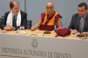 Его Святейшество Далай-лама на встрече в ассоциации дружбы итальянско-тибетской дружбы. Тренто, Италия. 11 апреля 2013 г. Фото: Джереми Рассел (офис ЕСДЛ)