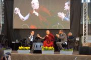 Во время лекции Его Святейшества Далай-ламы «Счастье в неспокойном мире» на стадионе Палатренто. Тренто, Италия. 11 апреля 2013 г. Фото: Джереми Рассел (офис ЕСДЛ)