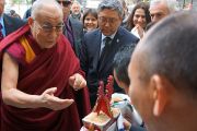Члены тибетской общины Тренто встречают Его Святейшество традиционным ритуалом подношения у входа в правительство автономной провинции Тренто в Италии. 11 апреля 2013 г. Фото: Джереми Рассел (офис ЕСДЛ)