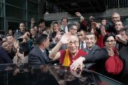 Его Святейшество Далай-лама машет рукой провожающим его людям, перед отъездом из автономной провинции Тренто в Италии. Тренто, Италия. 11 апреля 2013 г. Фото: Джереми Рассел (офис ЕСДЛ)