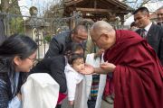 Его Святейшество Далай-лама здоровается со своими поклонниками у гостиницы в Мертене. Швейцария. 12 апреля 2013 г.