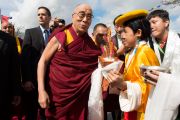 Тибетцы встречают Его Святейшество Далай-ламу традиционными подношениями в центре "Фрайберг Форум". Фрайберг, Швейцария. 12 апреля 2013 г. Фото: Manuel Bauer