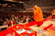 Его Святейшество Далай-лама приветствует слушателей перед началом учений. Фрайбург, Швейцария. 13 апреля 2013 г. Фото: Manuel Bauer