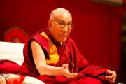 Его Святейшество Далай-лама во время лекции о светской этике. Фрайбург, Швейцария. 14 апреля 2013 г. Фото: Manuel Bauer