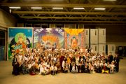 Его Святейшество Далай-лама фотографируется с волонтерами, работавшими на учениях. Фрайбург, Швейцария. 14 апреля 2013 г. Фото: Manuel Bauer