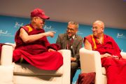 Его Святейшество Далай-лама, его переводчик Тензин Цепаг и Матье Рикар на конференции "Как жить и умереть в мире". Лозанна, Швейцария. 15 апреля 2013 г. Фото: Manuel Bauer