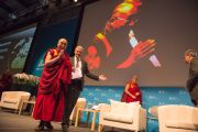 Его Святейшество Далай-лама и ректору университета Лозанны Доминик Арлетта перед началом конференции "Как жить и умереть в мире". Лозанна, Швейцария. 15 апреля 2013 г. Фото: Manuel Bauer