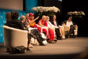 Его Святейшество Далай-лама выступает на конференции "Как жить и умереть в мире". Лозанна, Швейцария. 15 апреля 2013 г. Фото: Manuel Bauer