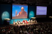 Его Святейшество Далай-лама выступает на конференции "Как жить и умереть в мире". Лозанна, Швейцария. 15 апреля 2013 г. Фото: Manuel Bauer