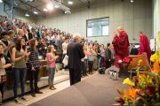 Его Святейшество Далай-лама приветствует аудиторию в Бернском университете. Берн, Швейцария. 16 апреля 2013 г. Фото: Manuel Bauer