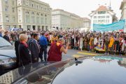 Его Святейшество Далай-лама приветствует толпу у входа в швейцарский парламент. Берн, Швейцария. 16 апреля 2013 г. Фото: Manuel Bauer