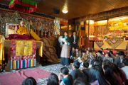 Карма Лобсанг рассказывает Его Святейшеству Далай-ламе о программахТибетского института. Рикон, Швейцария. 17 апреля 2013 г. Фото: Manuel Bauer