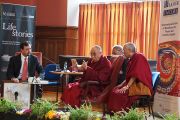 Его Святейшество Далай-лама говорит о философии мира и конфликта в Ольстерском университете. Дерри, Северная Ирландия. 18 апреля 2013 г. Фото: Джереми Рассел (офис ЕСДЛ)