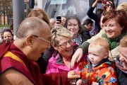Его Святейшество Далай-лама здоровается с людьми по пути к мосту Мира. Дерри, Северная Ирландия. 18 апреля 2013 г. Фото: Джереми Рассел (офис ЕСДЛ)