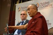 Его Святейшество Далай-лама и основатель благотворительной организации "Дети под перекрестным огнем" Ричард Мур на встрече с журналистами. Дерри, Северная Ирландия. 18 апреля 2013 г. Фото: Джереми Рассел (офис ЕСДЛ)