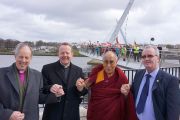 Епископ Кен Гуд, священник Имон Мартин, Его Святейшество Далай-лама и Ричард Мур после марша мира по мосту Мира. Дерри, Северная Ирландия. 18 апреля 2013 г. Фото: Джереми Рассел (офис ЕСДЛ)
