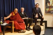 Его Святейшество Далай-лама на встрече с китайскими студентами, обучающимися в Кембридже. Кембридж, Великобритания. 19 апреля 2013 г. Фото: Джереми Рассел (офис ЕСДЛ)