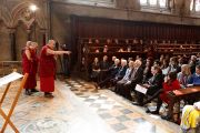 Его Святейшество Далай-лама говорит о воспитании сердца в колледже Святого Иоанна. Кембридж, Великобритания. 19 апреля 2013 г. Фото: Джереми Рассел (офис ЕСДЛ)
