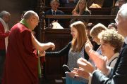 Его Святейшество Далай-лама общается со слушателями после выступления в колледже Святого Иоанна. Кембридж, Великобритания. 20 апреля 2013 г. Фото: Джереми Рассел (офис ЕСДЛ)