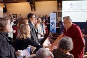 Его Святейшество Далай-лама приветствует студентов Оксфорда и Кембриджа перед началом выступления на Всемирном научном симпозиуме. Кембридж, Великобритания. 20 апреля 2013 г. Фото: Джереми Рассел (офис ЕСДЛ)