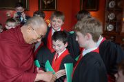 Его Святейшество Далай-лама пожимает руки участникам хора колледжа Святого Иоанна после их выступления. Кембридж, Великобритания. 19 апреля 2013 г. Фото: Джереми Рассел (офис ЕСДЛ)