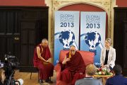 Его Святейшество Далай-лама на встрече с журналистами. Кембридж, Великобритания. 19 апреля 2013 г. Фото: Джереми Рассел (офис ЕСДЛ)