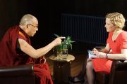 Его Святейшество Далай-лама дает интервью Кэти Ньюман с четвертого новостного канала. Кембридж, Великобритания. 19 апреля 2013 г. Фото: Джереми Рассел (офис ЕСДЛ)